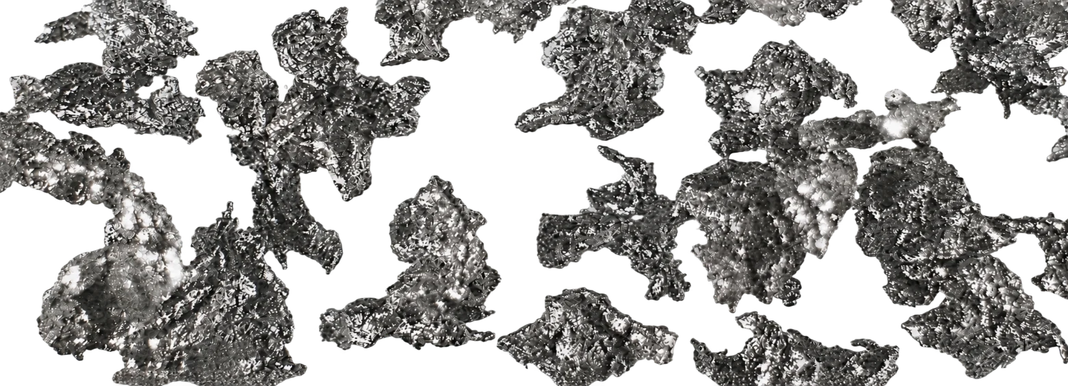 Irregular particles form a network of intricate flow paths within the packed bed, increasing the contact area for retaining contamination before the melt reaches the spinneret.